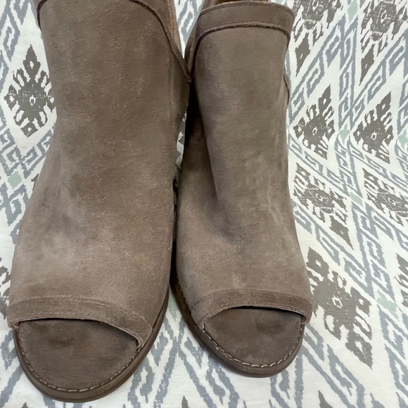 Lucky Brand Laretah Taupe Suede Leather Open Toe High Heel Ankle Boots Size 9 - Picture 2 of 7